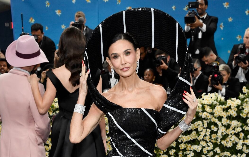 Demi Moore desfiló con un vestido cuya forma está inspirada en la corbata tradicional masculina / Foto: AP