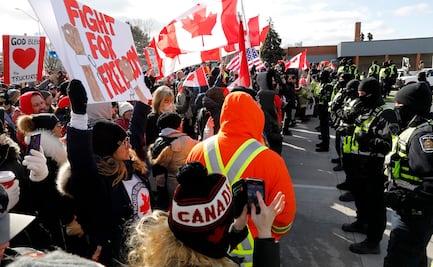 Policía canadiense inicia acciones para despejar bloqueo cerca de puente en frontera con EU