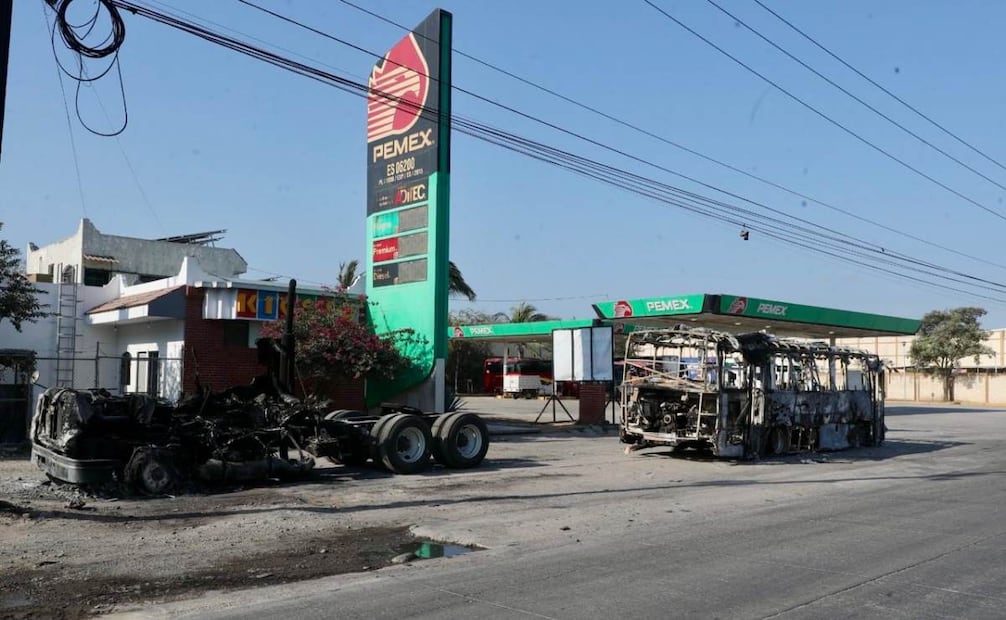 La violencia alcanzó la carretera 544, que conecta Puerto Vallarta con Mascota, a la altura de la delegación de Ixtapa, donde una gasolinera fue atacada a balazos e incendiada (25/02/26). Foto: Juan Carlos Williams/ EL UNIVERSAL