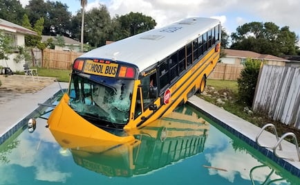 Camión escolar cae a alberca en Florida