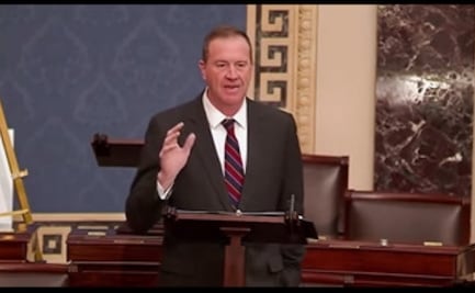 Senador Eric Schmitt presenta iniciativa en EU para elevar a 15% impuesto a remesas; "es uno de los motores de la crisis migratoria", acusa