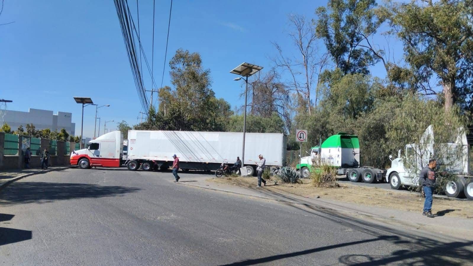 Transportistas contin&uacute;an bloqueo de accesos a Teoloyucan