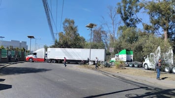 Transportistas continúan bloqueo de accesos a Teoloyucan; rechazan aplicación de horarios para circulación de unidades de carga