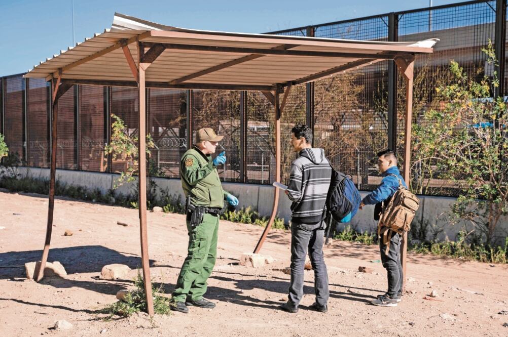 Indocumentados. Migrantes salvadoreños hablan con un oficial de la Patrulla Fronteriza, ayer en El Paso, Texas. Foto: PAUL RATJE. AFP