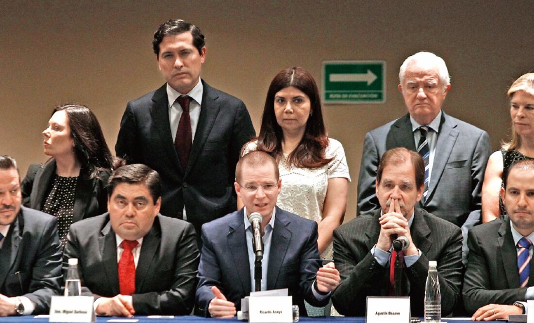 Los coordinadores del PAN y del PRD en el Senado, Fernando Herrera y Miguel Barbosa; los presidentes de dichos partidos, Ricardo Anaya y Agustín Basave, y el coordinador panista de diputados, Marko Cortés (ARIEL OJEDA. EL UNIVERSAL)