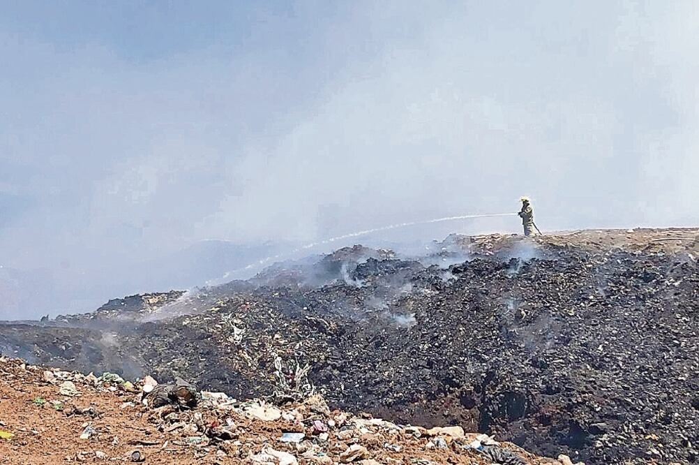 El relleno sanitario Los Laureles se incendió el pasado domingo 14 de abril. Más de 200 bomberos trabajaron para contener el siniestro. / CORTESÍA