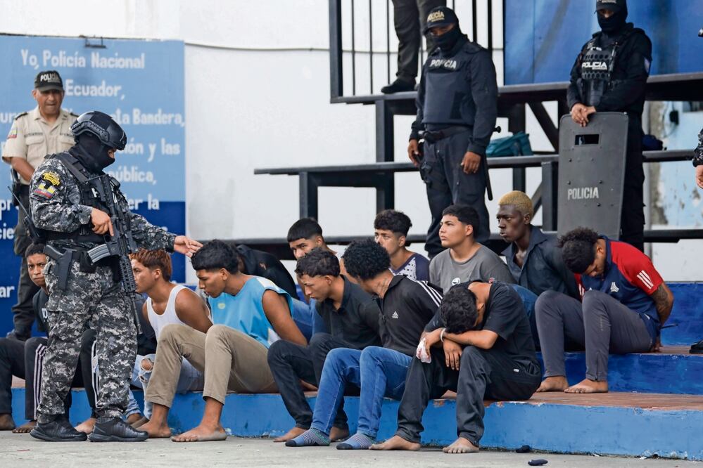 La policía presentó ante la prensa a los detenidos por la toma de TC Televisión, en Guayaquil. Foto: César Muñoz / AP