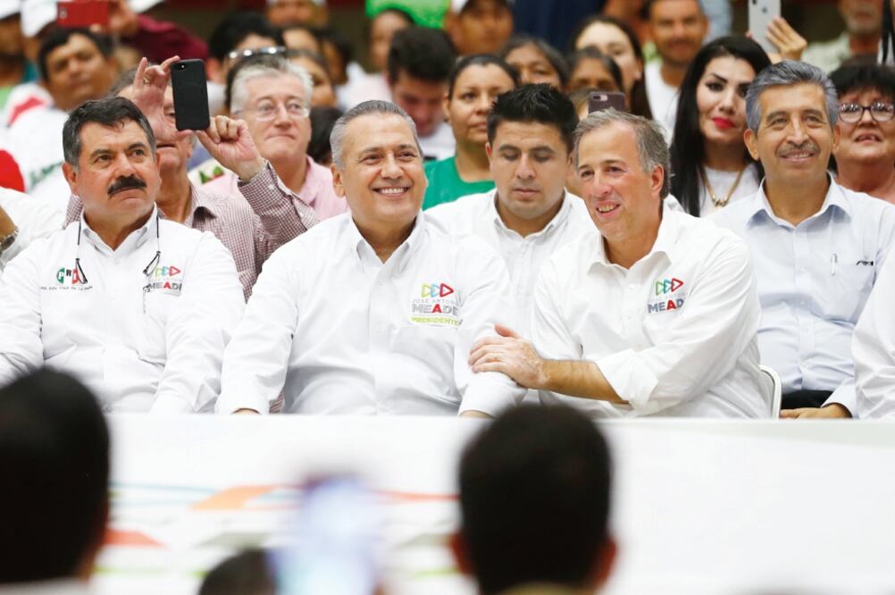 José Antonio Meade, candidato a la Presidencia, acompañado por el coordinador de las candidaturas a la Cámara Alta por la Primera Circunscripción, Manlio Fabio Beltrones Rivera, convivió con simpatizantes en Etchojoa, Sonora (YADÍN XOLALPA. EL UNIVERSAL)