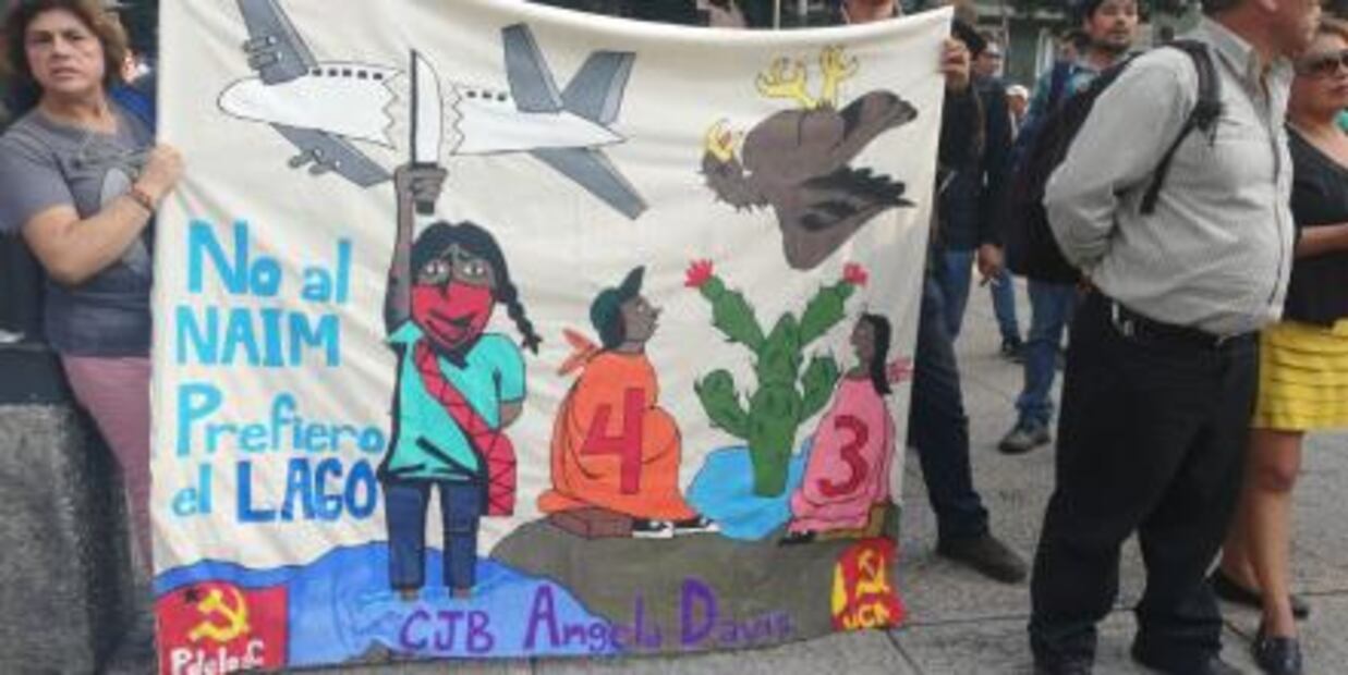 Ejidatarios de Atenco marchan sobre Reforma en oposición al NAIM