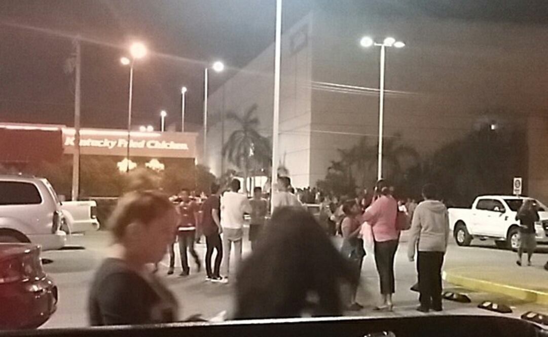 Foto de @NavajasLa "retuiteada" de la cuenta de Swiss Store Mexico, en donde se observa la evacuación de La Gran Plaza en Cancún.