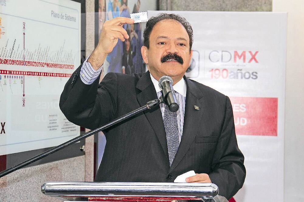 El titular de la secretaría de Salud del GDF, Armando Ahued durante la inauguración de estación de la salud en el Metrobús Insurgentes, donde se comprometió a la entrega de 50 mil boletos como parte de esta iniciativa (AGUSTÍN SALINAS. EL UNIVERSAL)