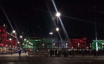 Con cohetes, habitantes de Tultepec protestan afuera de Palacio Nacional