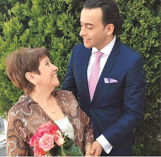 Sueño cumplido. El conductor logró darle el gusto a su mamá de verlo regresar a la televisión (TOMADA DE TWITTER)