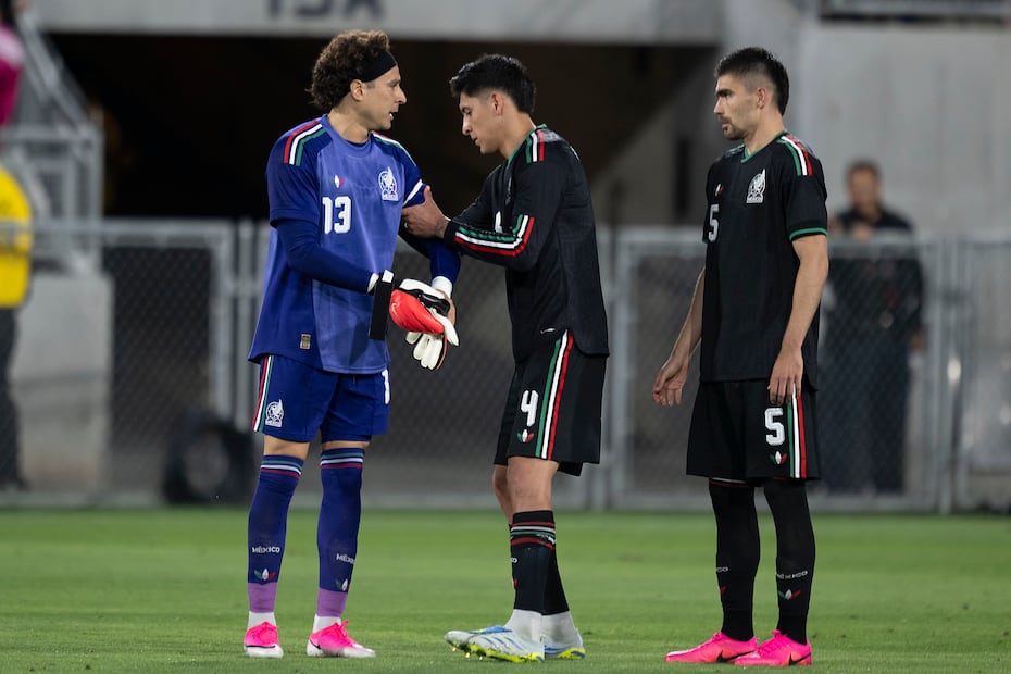 Edson Álvarez le entrega el gafete de capitán a Guillermo Ochoa, durante el partido amistoso entre México y Australia - Foto: Imago7