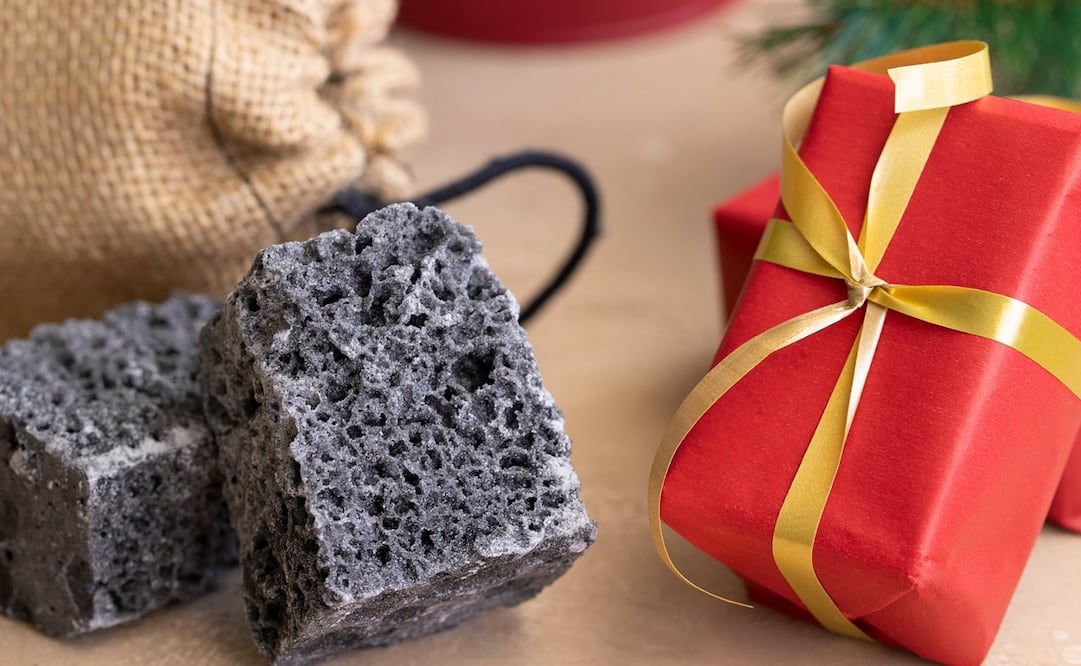 El carbón navideño es una golosina popular de la temporada. Foto: iStock