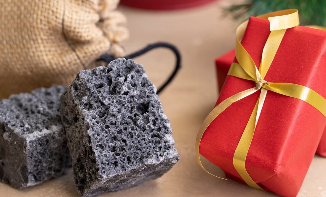 El carbón navideño es una golosina popular de la temporada. Foto: iStock