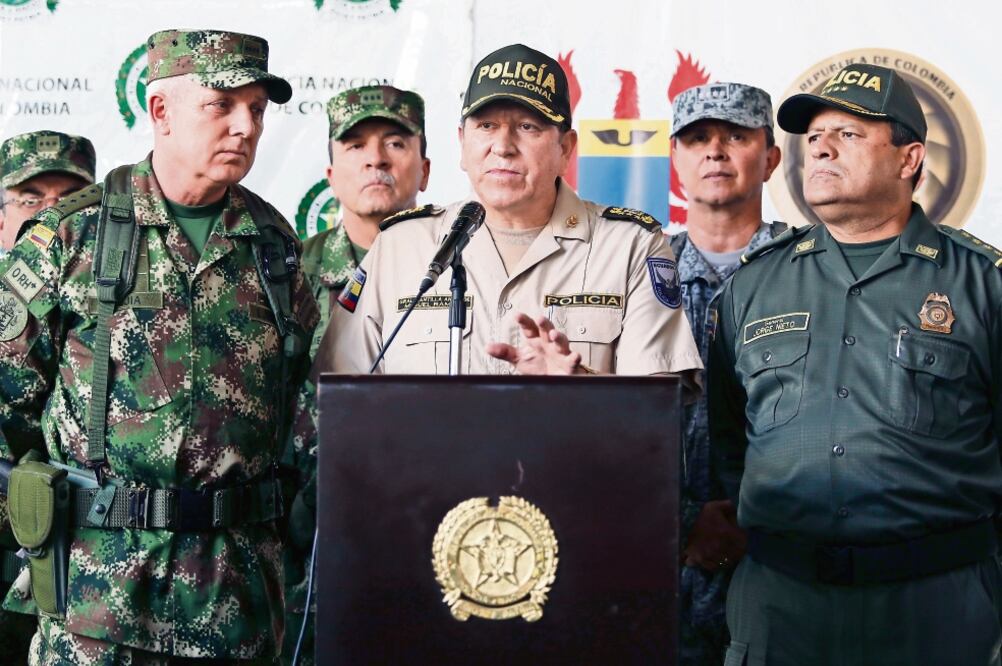 El general Miguel Mantilla, jefe policiaco de Ecuador (centro), durante una conferencia de prensa conjunta con autoridades colombianas, en Tumaco. (FERNANDO VERGARA. AP)