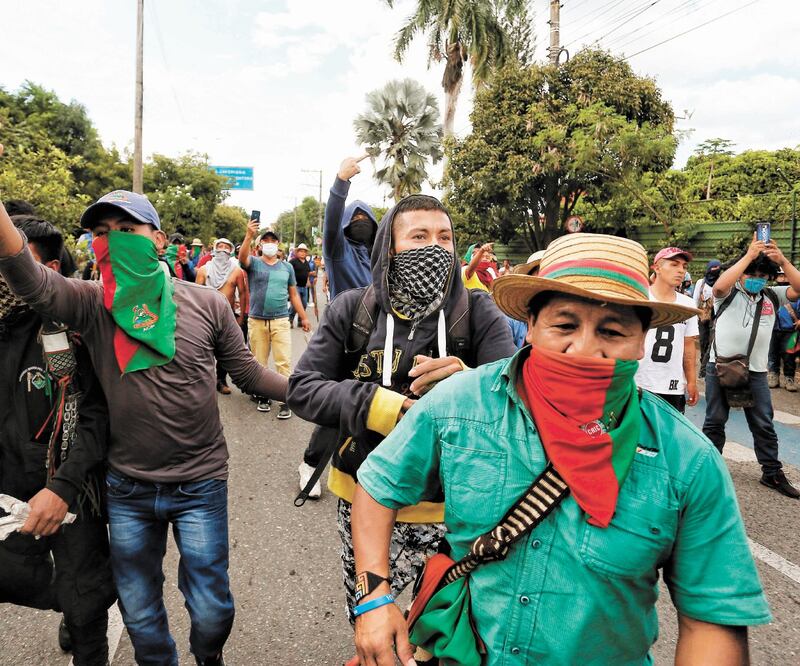 Indígenas participaron ayer en una manifestación en Cali, donde supuestos g rupos armados comenzaron a disparar, con saldo de varios heridos. Foto: PABLO RODRÍGUEZ. EFE