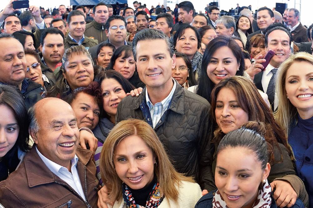 El presidente Enrique Peña Nieto y su esposa, Angélica Rivera, durante la apertura de la Central Solar Fotovoltaica don Alejo, en Jocotitlán, Estado de México (PRESIDENCIA)