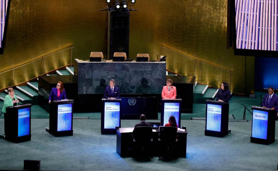 Candidatos al cargo de secretario general de las Naciones Unidas, la expresidenta de Chile, Michelle Bachelet; la diplomática ecuatoriana y expresidenta de la Asamblea General de la ONU, María Fernanda Espinosa; el diplomático argentino y director general del Organismo Internacional de Energía Atómica (OIEA), Rafael Mariano Grossi; la economista costarricense y secretaria general de la UNCTAD, Rebeca Grynspan; la exministra de Asuntos Exteriores de Guyana, Carolyn Rodrigues, y el expresidente de Senegal, Macky Sall, participan en un debate en el Salón de la Asamblea General de la ONU. (23/07/26) Foto: AFP
