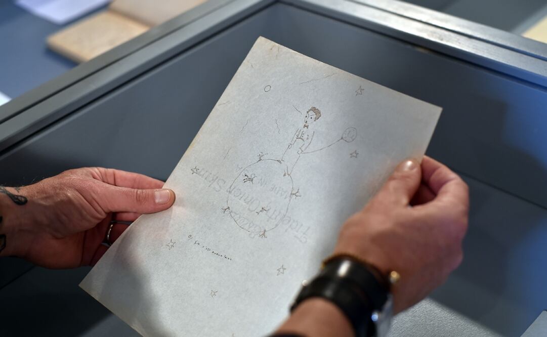 Un cuaderno, dibujos y cartas de Antoine de Saint-Exupery, autor de "El Principito", se exponen en el Musée du Vieux Toulouse, en Francia.