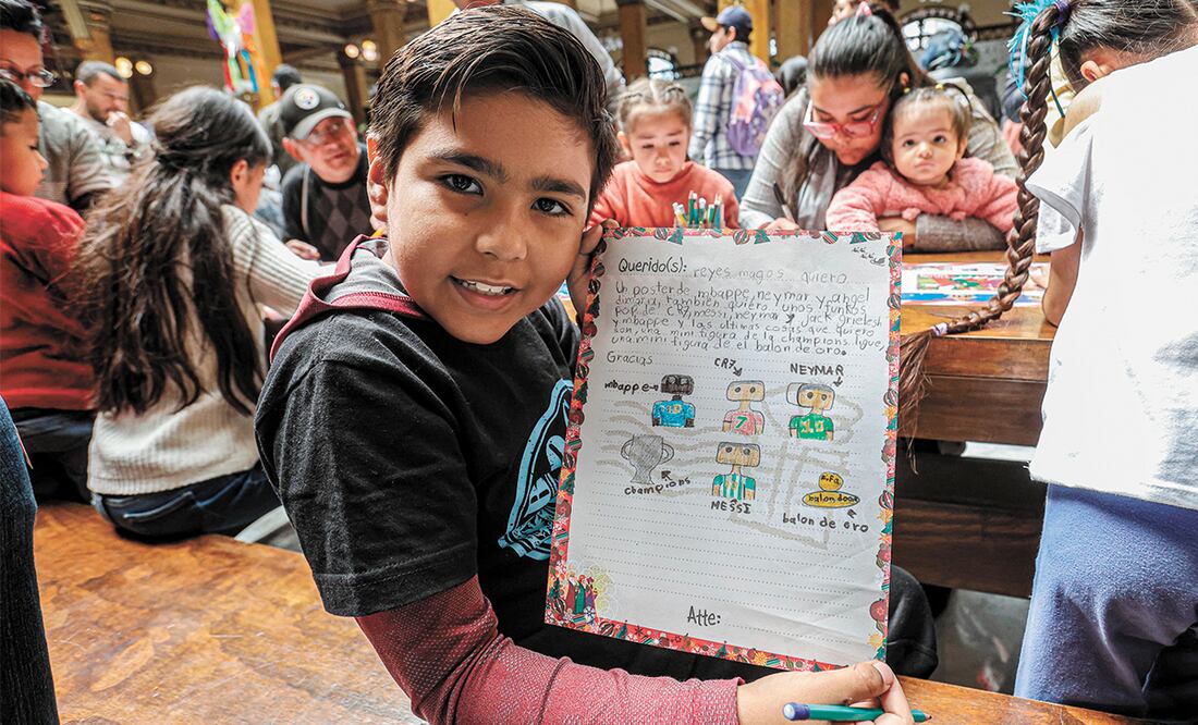 Carlo dibujó lo que pedirá a los Reyes Magos este 6 de enero: pósters de futbolistas como Neymar y figuras del Balón de Oro. Foto: Gabriel Pano | El Universal (02/01/2025)