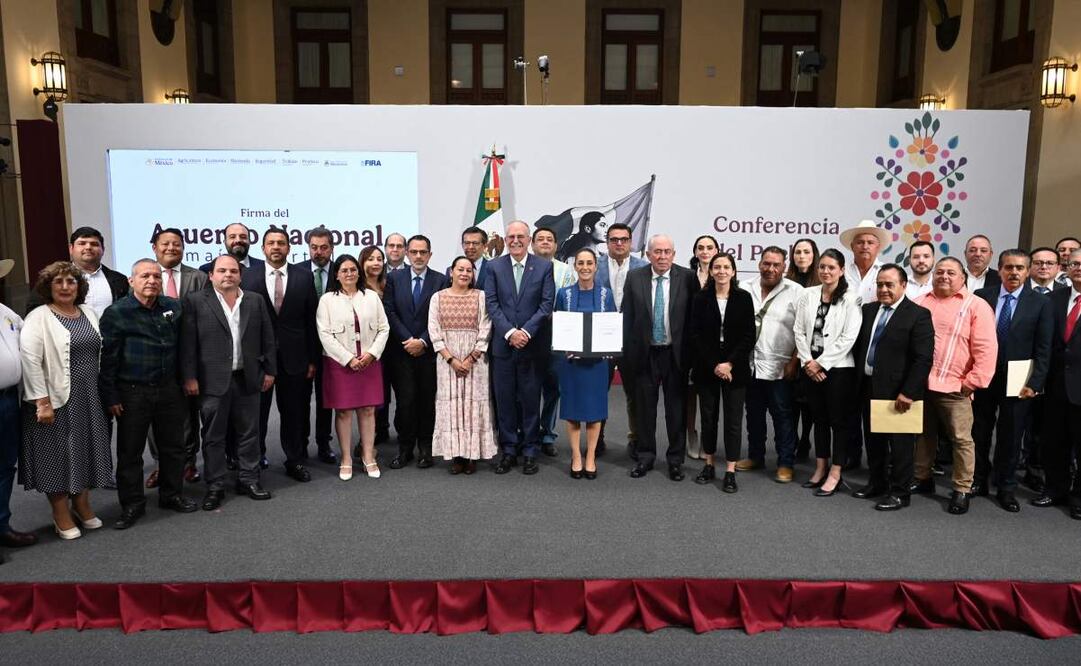 En Palacio Nacional se firmó el Acuerdo Nacional Maíz-Tortilla con productores, comercializadores, harineros, nixtamaleros y tortilleros. Foto: Presidencia