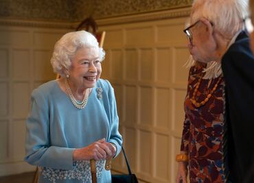 Isabel II sorprende con aparición pública antes de sus 70 años de reinado