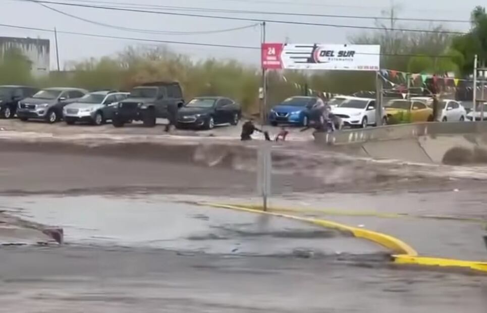 Un menor fue rescatado cuando era arrastrado por el agua. (Foto: especial)