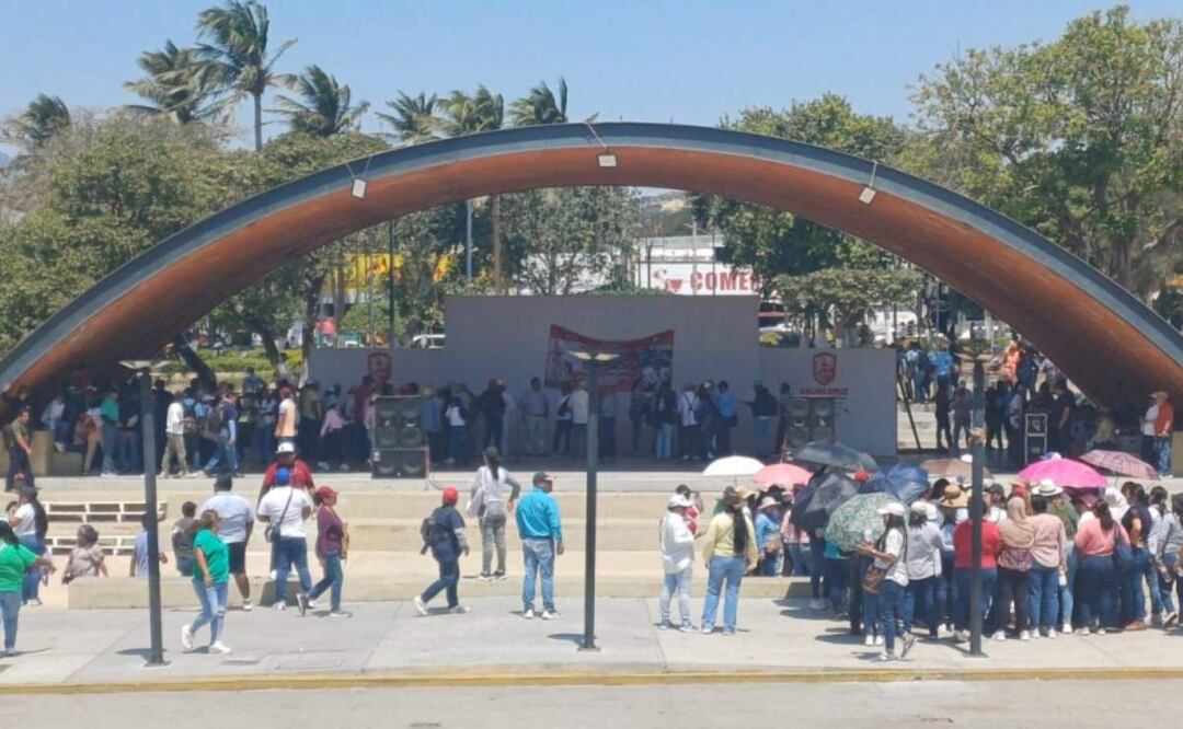 Este día, docentes del sector Salina Cruz en Oaxaca marchan contra saqueo en la industria petrolera y la ley del ISSSTE (18/03/2025). Foto: Especial