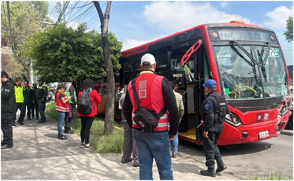 Metrobús se queda sin frenos en el Eje 1 a la altura de Santos Dumont,arrastrando a al menos 10 vehículos, hay 3 lesionados de consideración, en inmediaciones de la col. Aviación Civil. Foto: Iván Montaño/ @HalconOnce