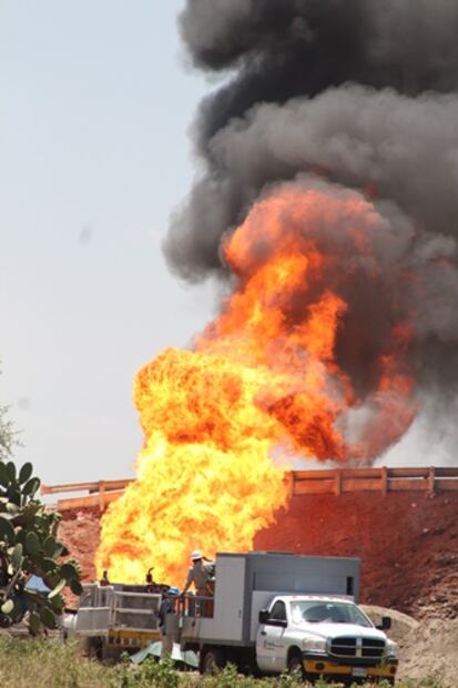 Cumple más de 24 horas incendio en toma clandestina de Puebla