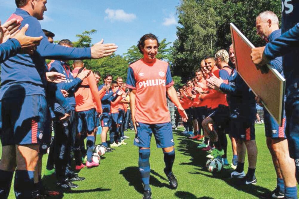 Una gran muestra de afecto recibió el ‘Principito’ al reincorpoarse (CORTESÍA PSV EINDHOVEN)