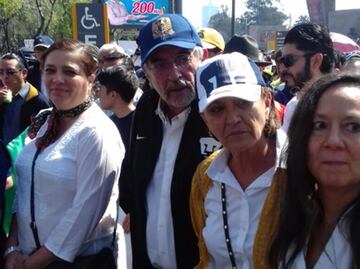 Enrique Graue participa en marcha contra Donald Trump