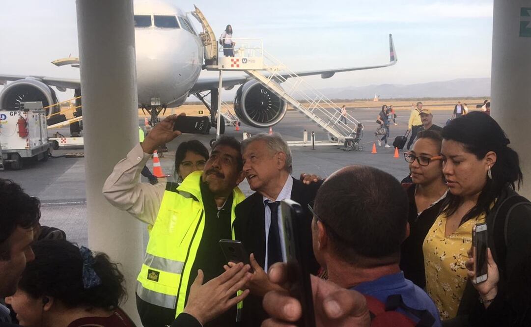 AMLO concede fotografías a trabajadores del aeropuerto de SLP / Alberto Morales. EL UNIVERSAL 