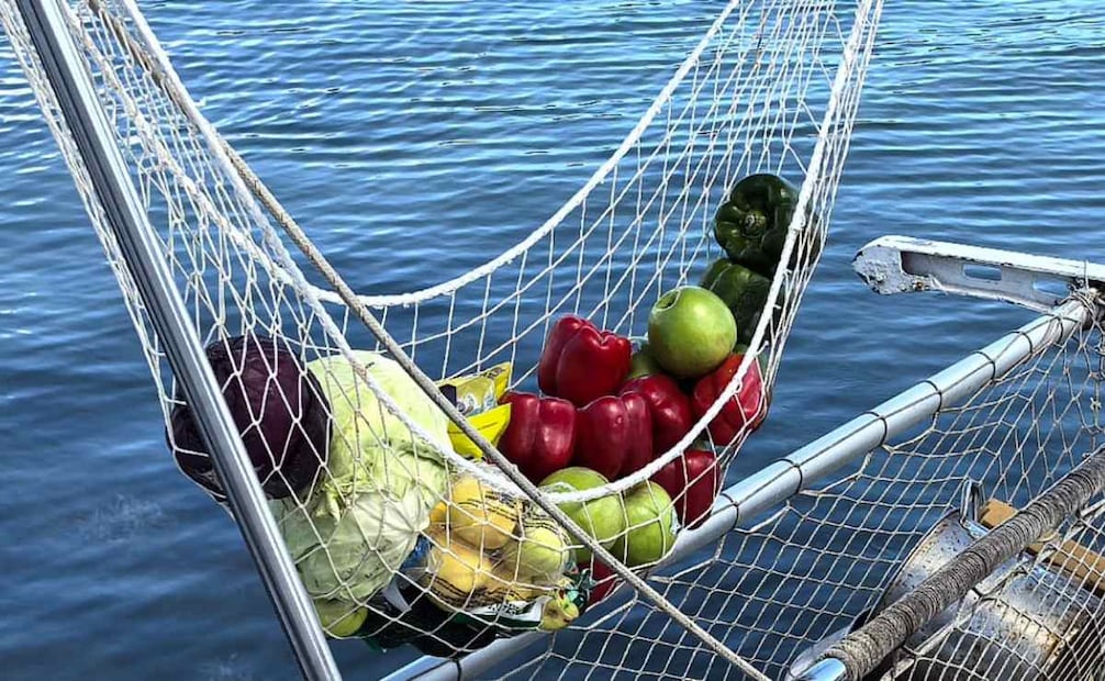 Llevan desde alimenos y pañales, hasta un conjunto de paneles solares con capacidad suficiente para suministrar de energía a una familia.
Foto: Adriana Varillas/ EL UNIVERSAL.