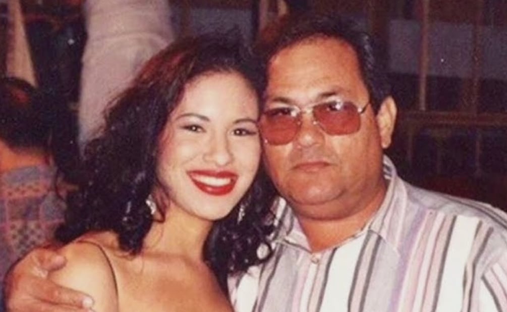 Abraham Quintanilla descubrió el talento vocal de Selena a finales de los años 1970, cuando ella cantó junto a él y su hermano A.B., lo que lo impulsó a formar la banda Selena y Los Dinos en 1981.