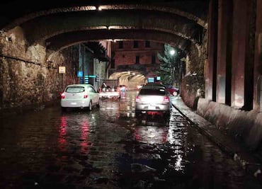 Tromba azota Guanajuato; arrastra vehículos con personas a bordo