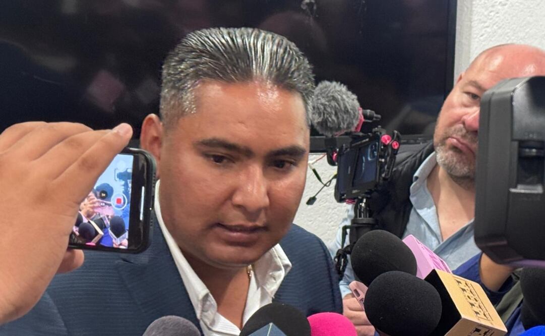 Edil en Morelos sube a operar maquinaria para la foto, pero derriba un poste de luz. Foto Especial