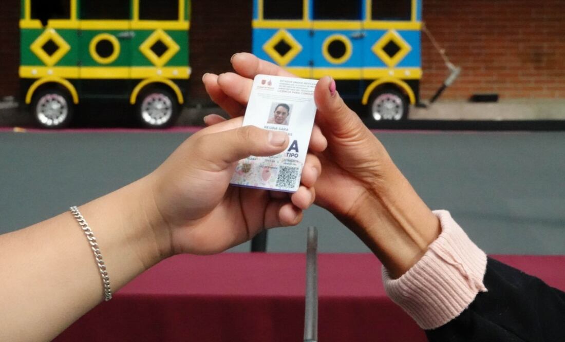 La Semovi exhorta a revisar los costos y requisitos de las licencias de conducir en sus canales de comunicación oficiales. Foto: X @ClaraBrugadaM