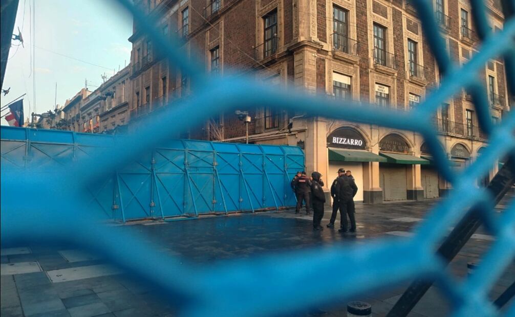 La calle peatonal Madero en el Centro Histórico amanece con doble valla para la protección de comercios, ante la marcha convocada por colectivas feministas en la Ciudad de México, el martes 25 de noviembre de 2025. Foto: Eduardo Dina/EL UNIVERSAL