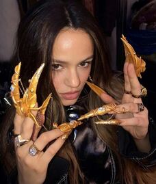 Las uñas largas de Rosalía dan de qué hablar en redes sociales