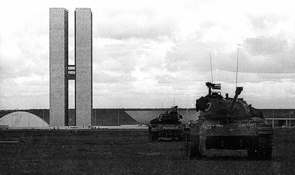 Tanques de guerra M41 Walker Bulldog  cercan el Congreso Nacional en Brasilia durante el golpe de 1964, en momentos de una campaña anticomunista promovida por Estados Unidos. Foto: Memorial da Democracia