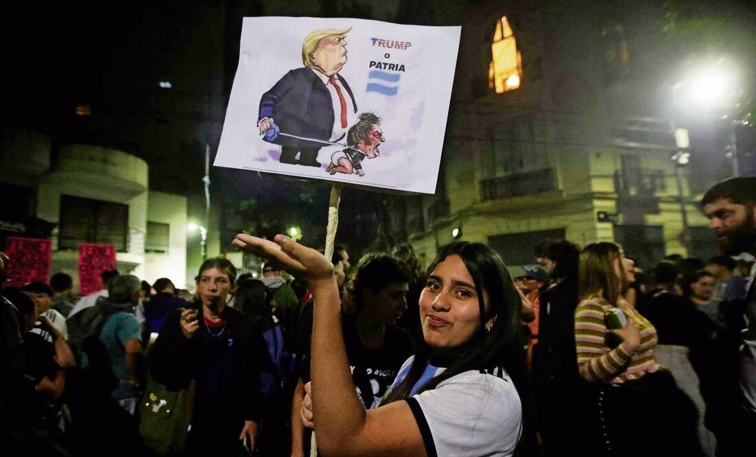 Opositores al gobierno de Milei, en protes- tas el domingo. Foto: Emiliano Lasalvia / AFP