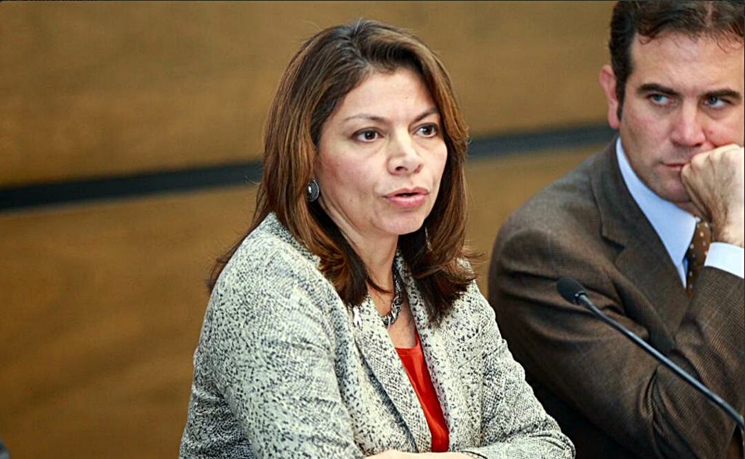 La observadora costarricense entregó al INE  el Informe de la Misión de Visitantes Extranjeros de la OEA./ Especial