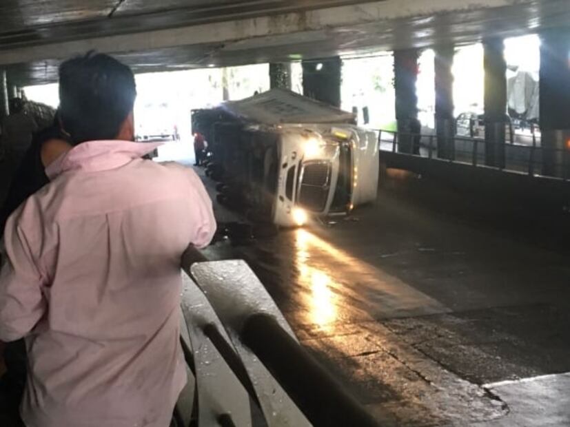 Vuelca tráiler sobre auto en bajo puente de Periférico Norte