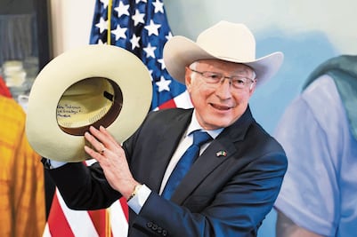 Hay contradicción en Ken Salazar: Sheinbaum