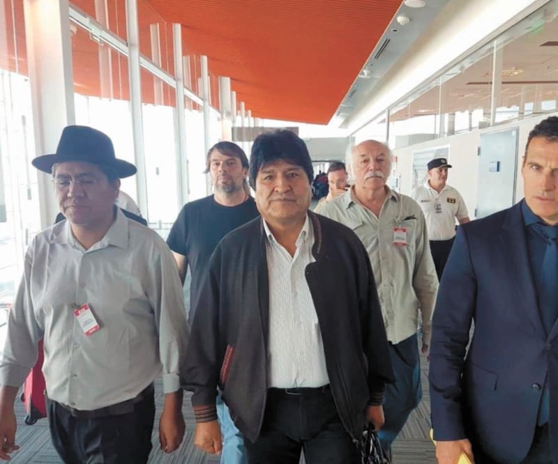 El expresidente boliviano Evo Morales (centro) a su llegada al aeropuerto internacional de Ezeiza ayer, en la provincia de Buenos Aires. Morales aseguró que luchará “por los más humildes y para unir a la Patria Grande”. CARLOS GIROTTI. EFE