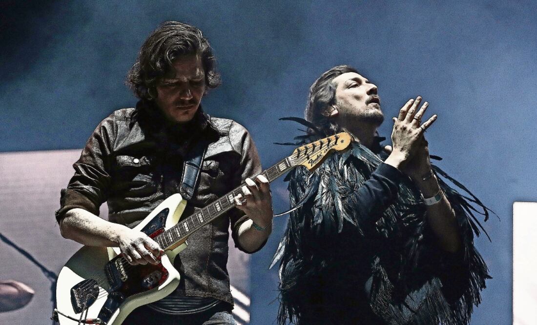 Zoé comenzó en el Foro Sol el festejo por 10 años de carrera. (REBECA BLACKWELL. AP)