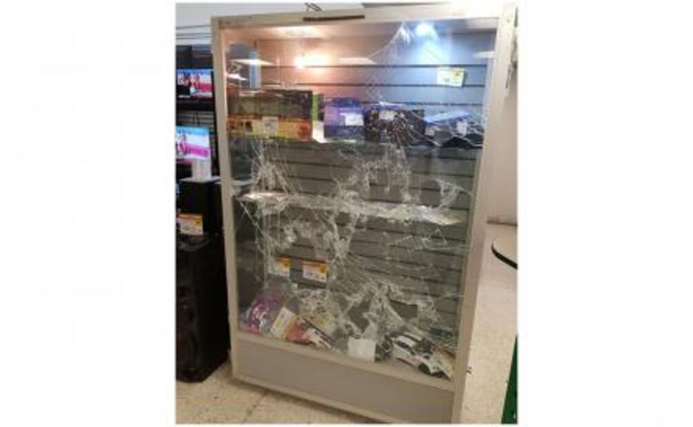 Roban con mazos tienda sobre Eje Central